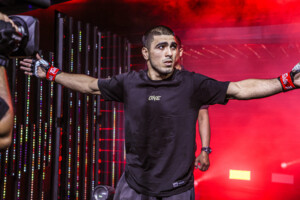 Elbek Alyshov Carlo Bumina dans ONE Fight Night 37 3