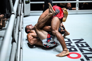 Elbek Alyshov Carlo Bumina dans ONE Fight Night 37 9