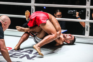 Elbek Alyshov Carlo Bumina dans ONE Fight Night 37 12