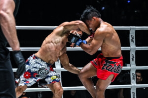 Elbek Alyshov Carlo Bumina dans ONE Fight Night 37 8