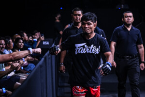 Elbek Alyshov Carlo Bumina dans ONE Fight Night 37 2