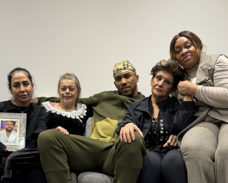 Joshua rend un dernier hommage à ses amis proches après un accident de voiture mortel