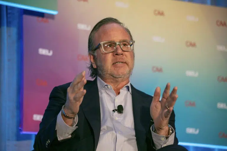 Le président du PFL, Donn Davis, démissionne