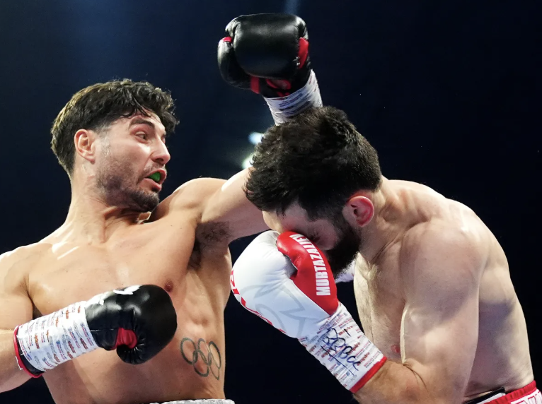 Josh Kelly bouleverse Bakhram Murtazaliev pour remporter le titre IBF des poids moyens juniors