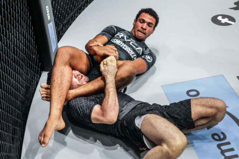 Tye Ruotolo met le titre en jeu contre Pawel Jaworski lors de ONE Fight Night 41
