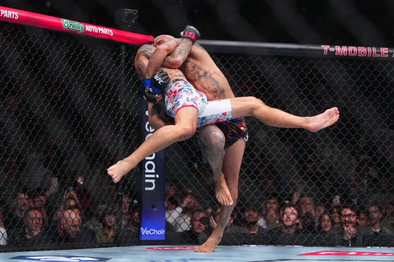 Charles Oliveira domine Max Holloway dans le combat pour le titre UFC 326 BMF