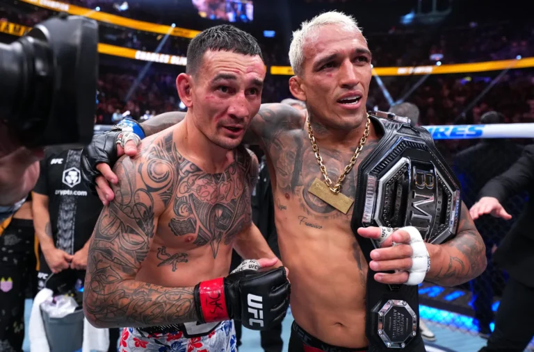 Les coéquipiers célèbrent alors que Charles Oliveira livre la ceinture BMF au gymnase à domicile