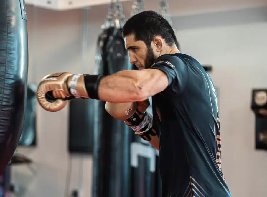 Makhachev est suspecté de reprendre l'entraînement plus tôt que prévu suite à une blessure persistante à la main