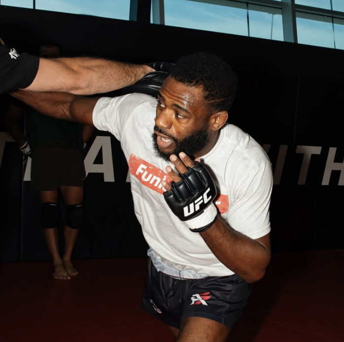 Aljamain Sterling s’engage envers l’UFC