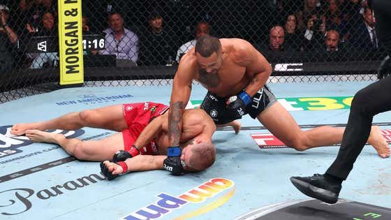 Carlos Ulberg remporte le titre des 205 livres contre Jiri Prochazka à l&rsquo;UFC 327