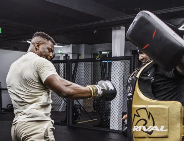Francis Ngannou présente des coups de poing puissants dans des séquences d&rsquo;entraînement récentes