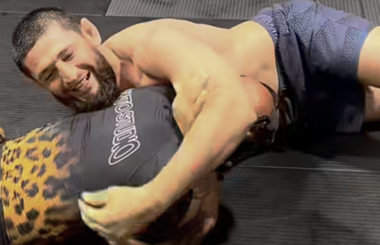L&rsquo;échange de lutte entre Khamzat Chimaev et Demetrious Johnson
