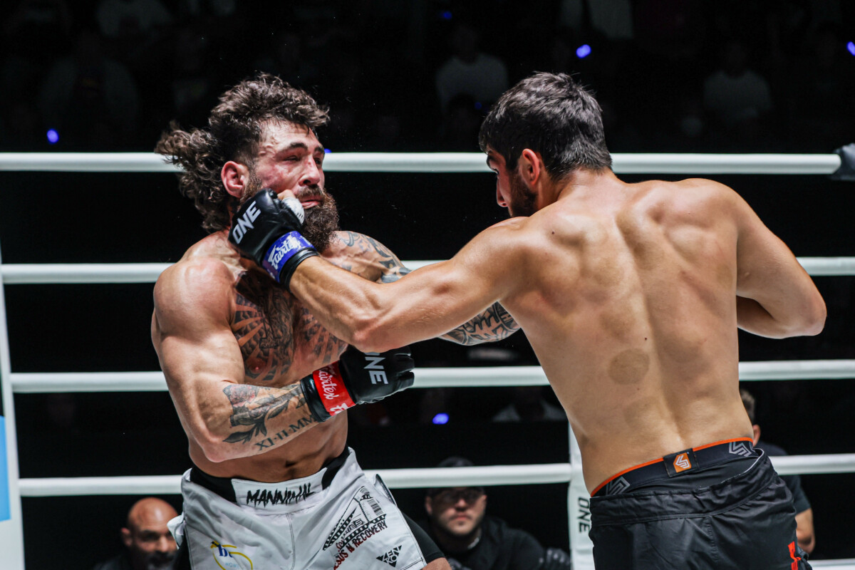 Dzhabir Dzhabrailov frappe Chase Mann avec la main gauche à ONE Fight Night 42