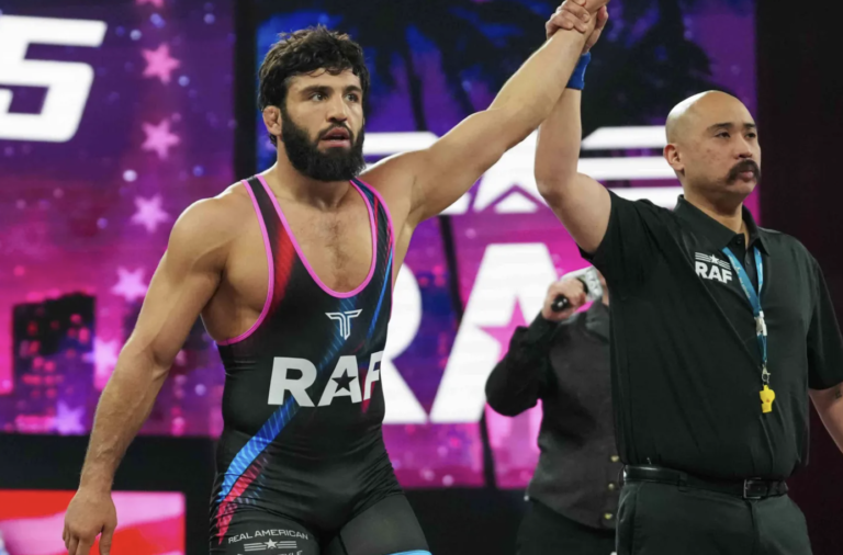 Tsarukyan claque le Temple de la renommée de l&rsquo;UFC hors de la scène lors de la victoire d&rsquo;un match de lutte