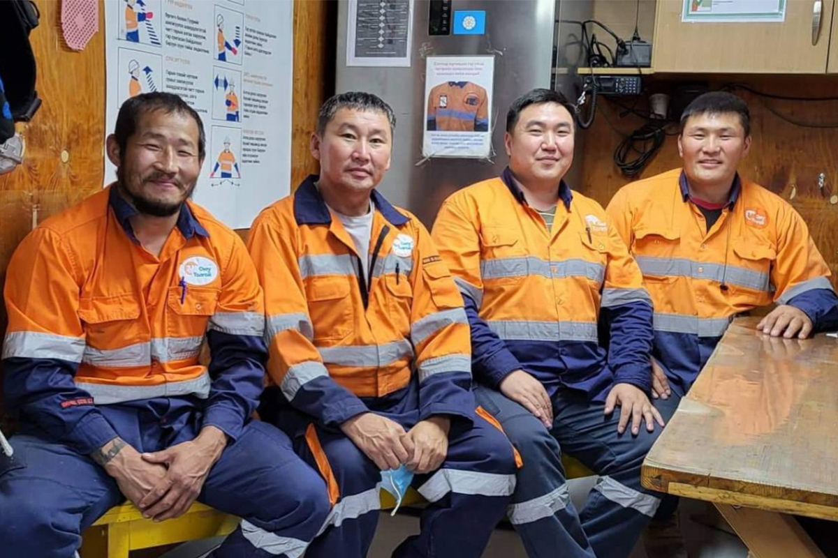 Enkh-Orgil Baatarkhuu dans son uniforme de mineur.