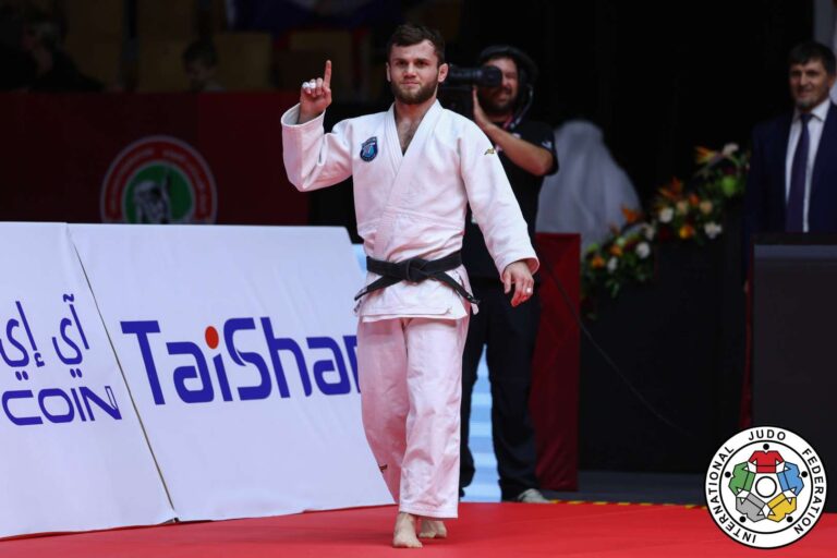 Ayub Bliev ne laisse aucun doute avec l&rsquo;or à Douchanbé