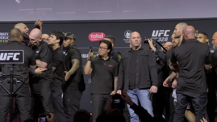 Khamzat Chimaev et Sean Strickland face-à-face final avant l'UFC 328