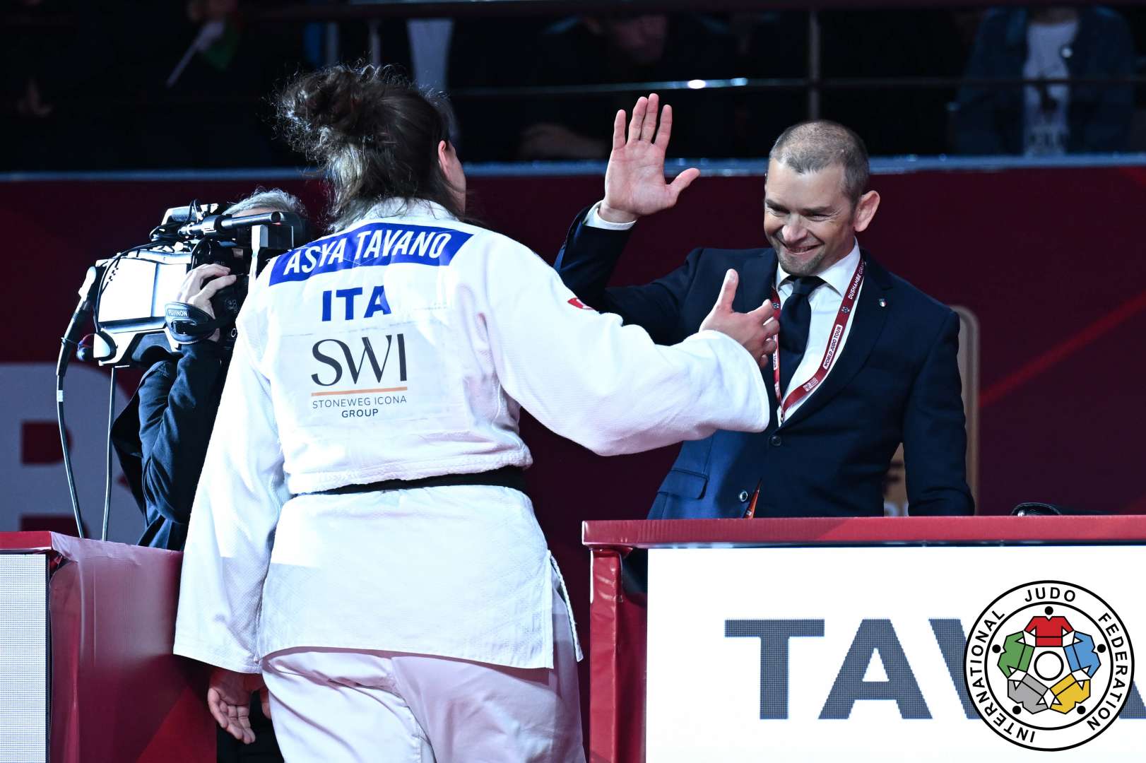 L'Italienne Asya Tavano en forme à Douchanbé