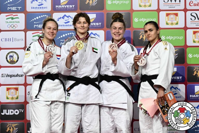 des visages heureux sur le podium des moins de 78 kg à Douchanbé