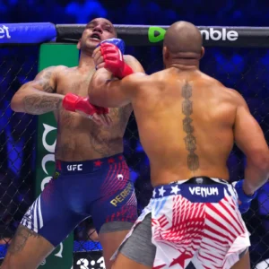 Ciryl Gane réalise un superbe TKO d&rsquo;Alex Pereira à l&rsquo;UFC Freedom 250