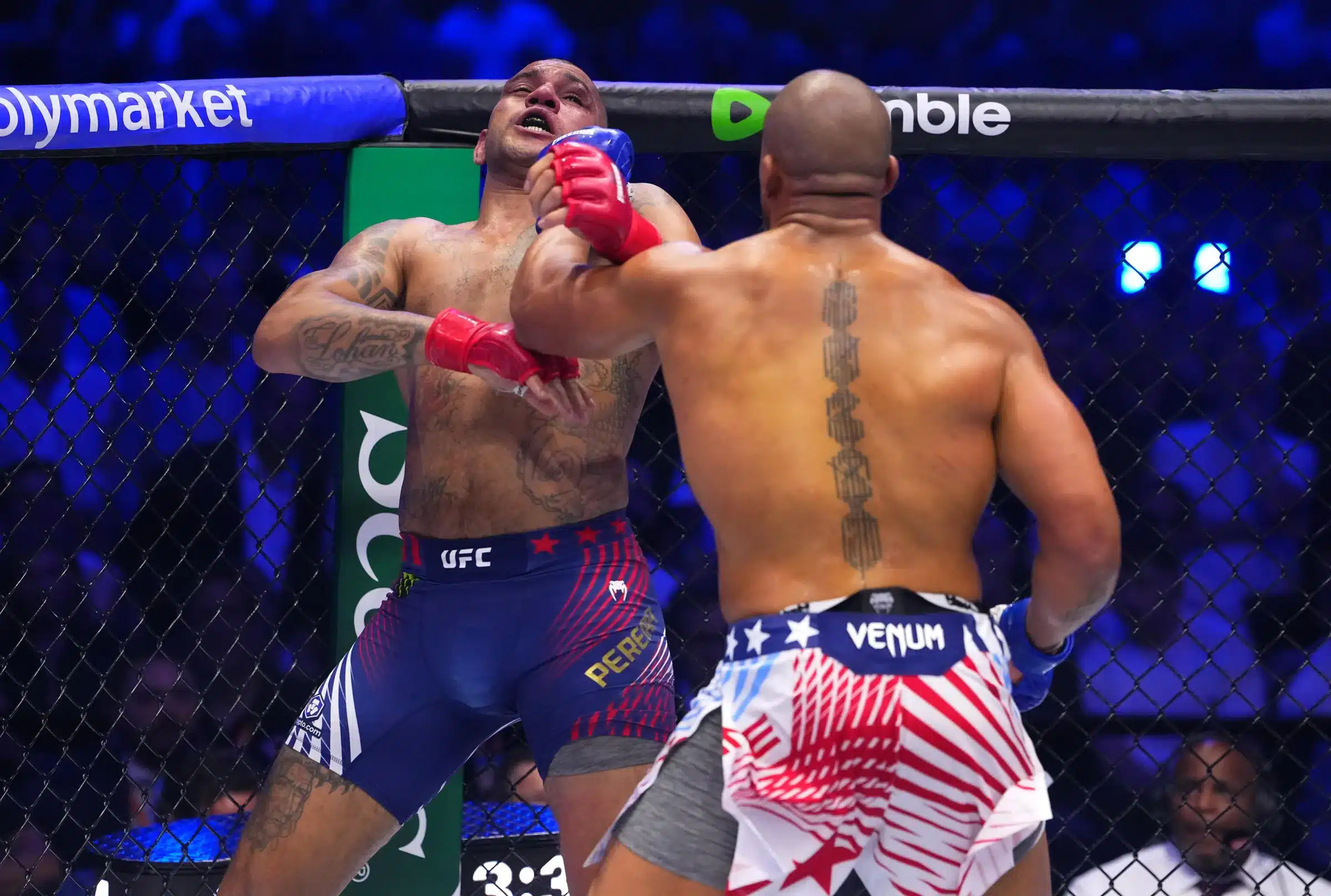 Ciryl Gane réalise un superbe TKO d'Alex Pereira à l'UFC Freedom 250