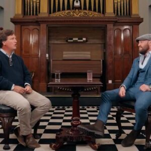 Conor McGregor tourne une publicité pour les pochettes ALP de Tucker Carlson