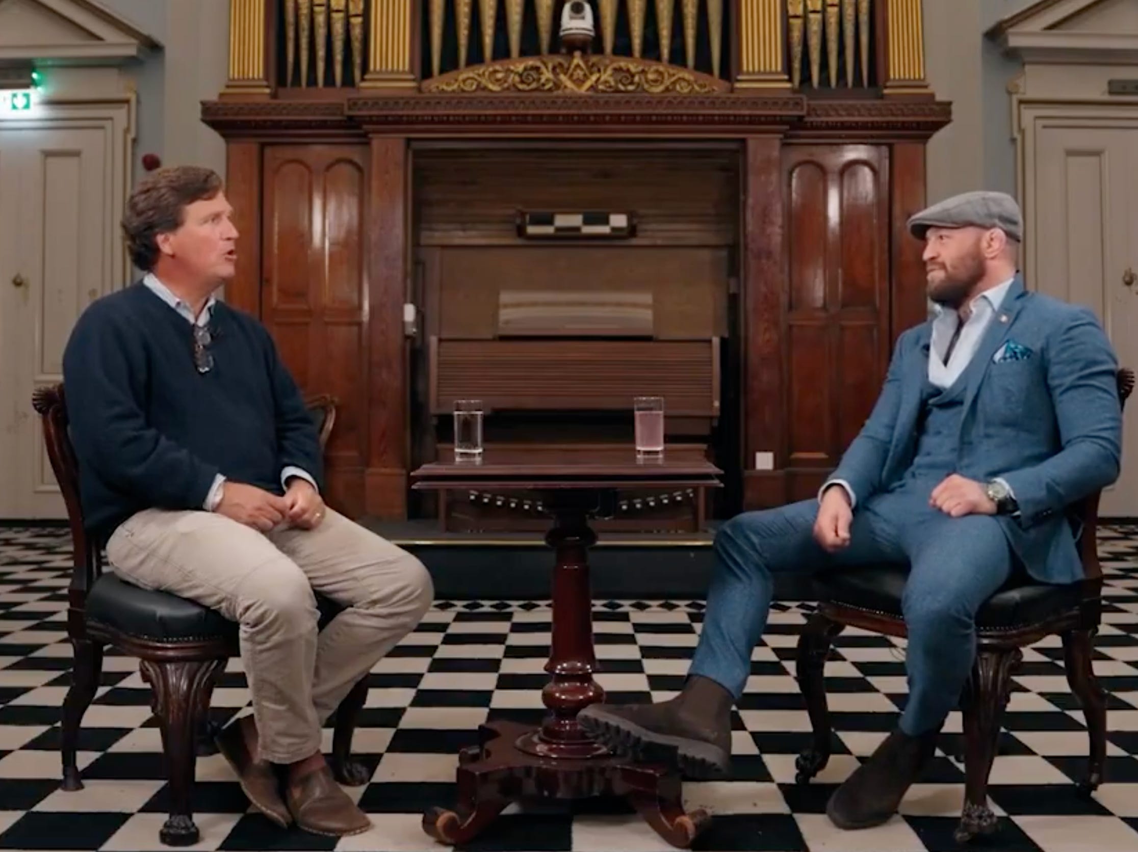 Conor McGregor tourne une publicité pour les pochettes ALP de Tucker Carlson