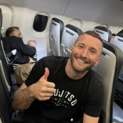 Un ancien MMA Pro maîtrise un passager qui tente d&rsquo;ouvrir une sortie de secours en plein vol