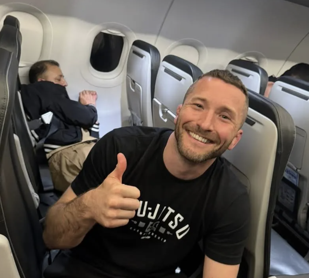 Un ancien MMA Pro maîtrise un passager qui tente d'ouvrir une sortie de secours en plein vol