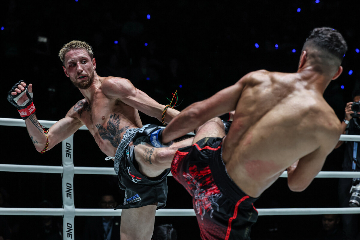 Le combattant de Muay Thai Luke Lessei donne un coup de pied à Mohamed Younes Rabah