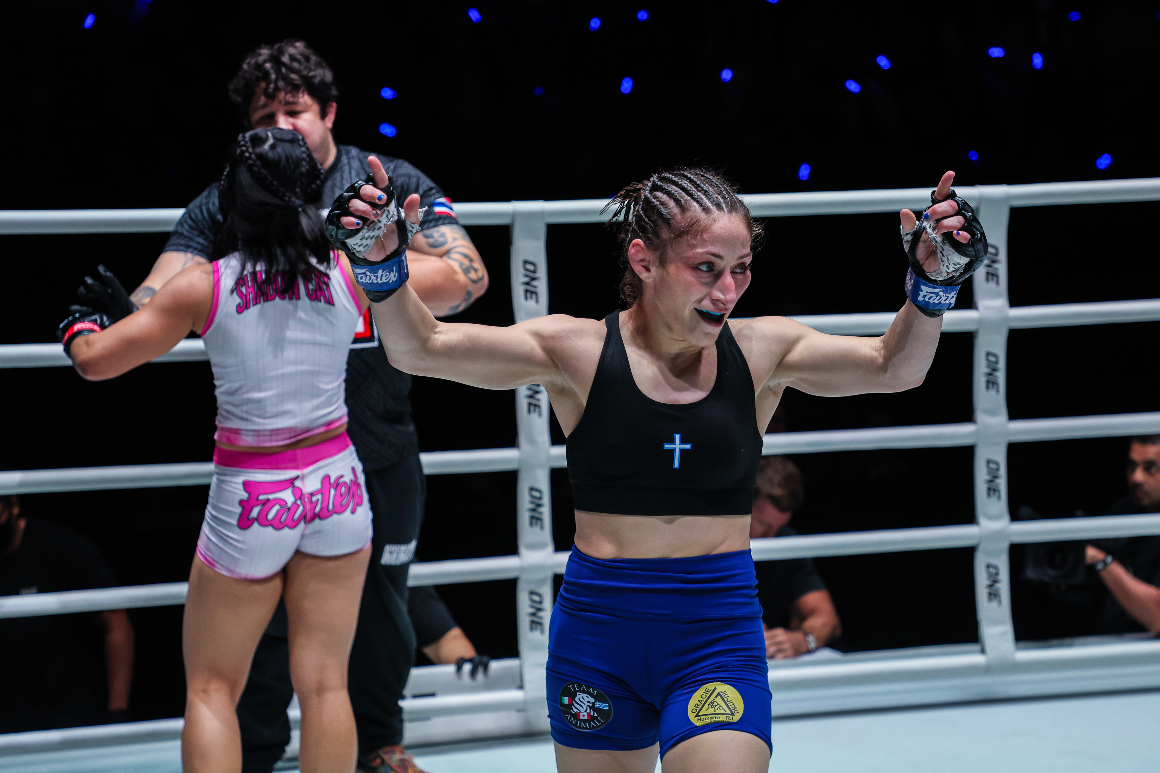 Anastasia Nikolakakos célèbre sa victoire sur le ring contre Jihin Radzuan