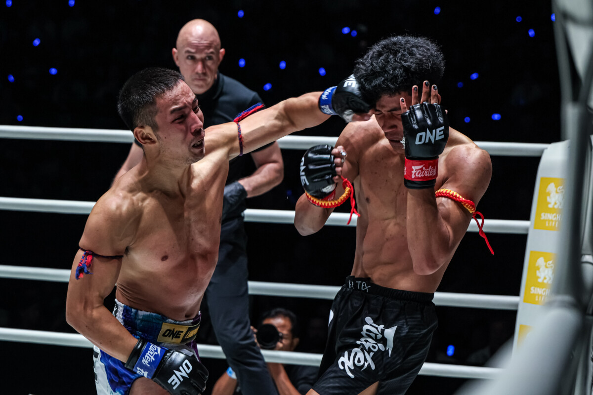 Arsoonnoi Sitjasing frappe Suajan Sor Isarachot lors du ONE Friday Fights 152