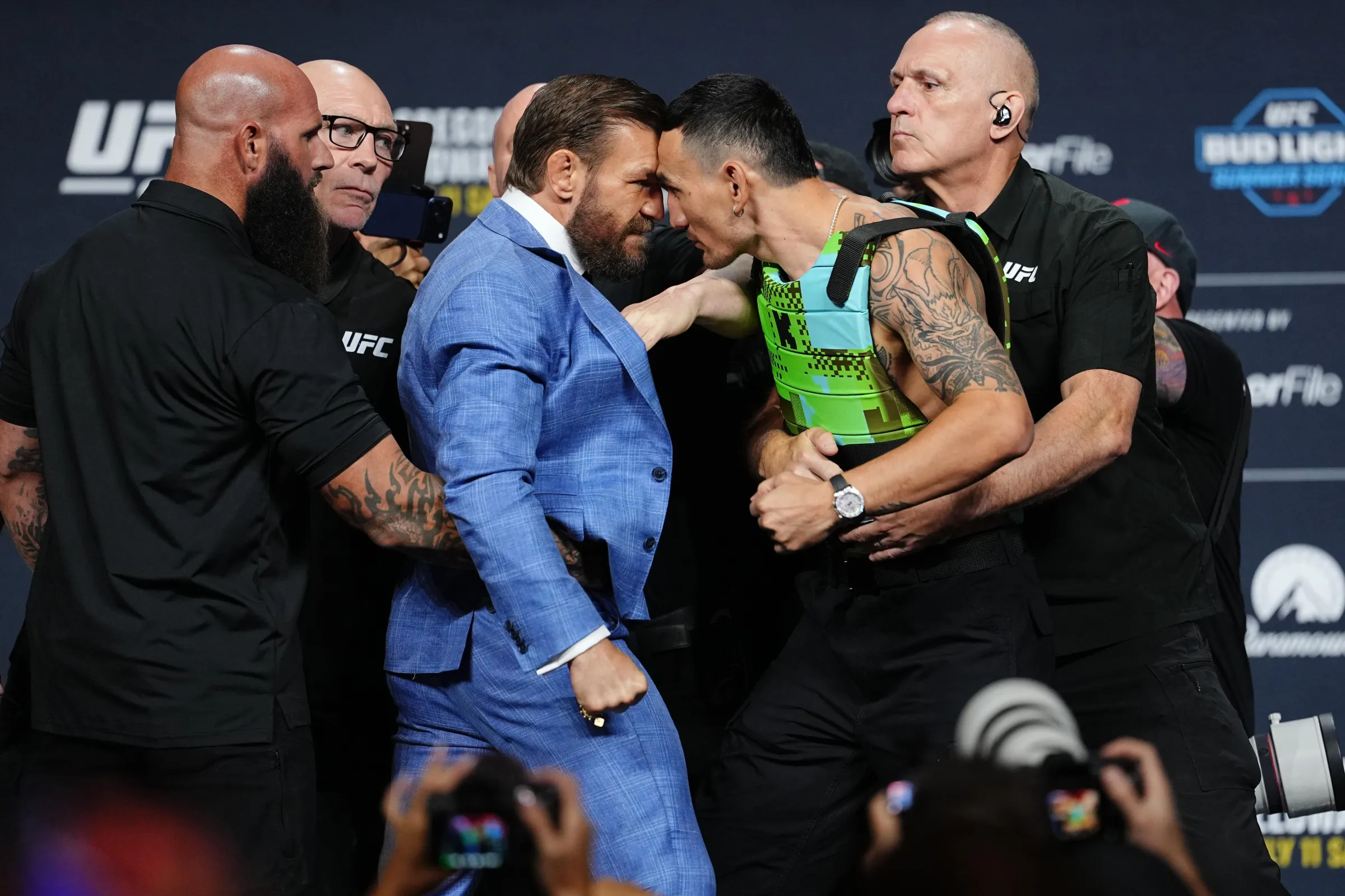 Conor McGregor fait savoir au monde que « le Mac est de retour » à l'UFC 329 Presser
