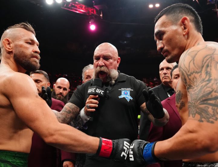 Conor McGregor se blesse à la jambe lors du premier tour du Main Event de l'UFC 329 contre. Max Holloway