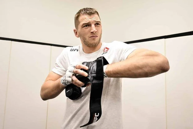 Dan Hooker révèle qu'il a reçu des menaces de mort « scandaleuses »