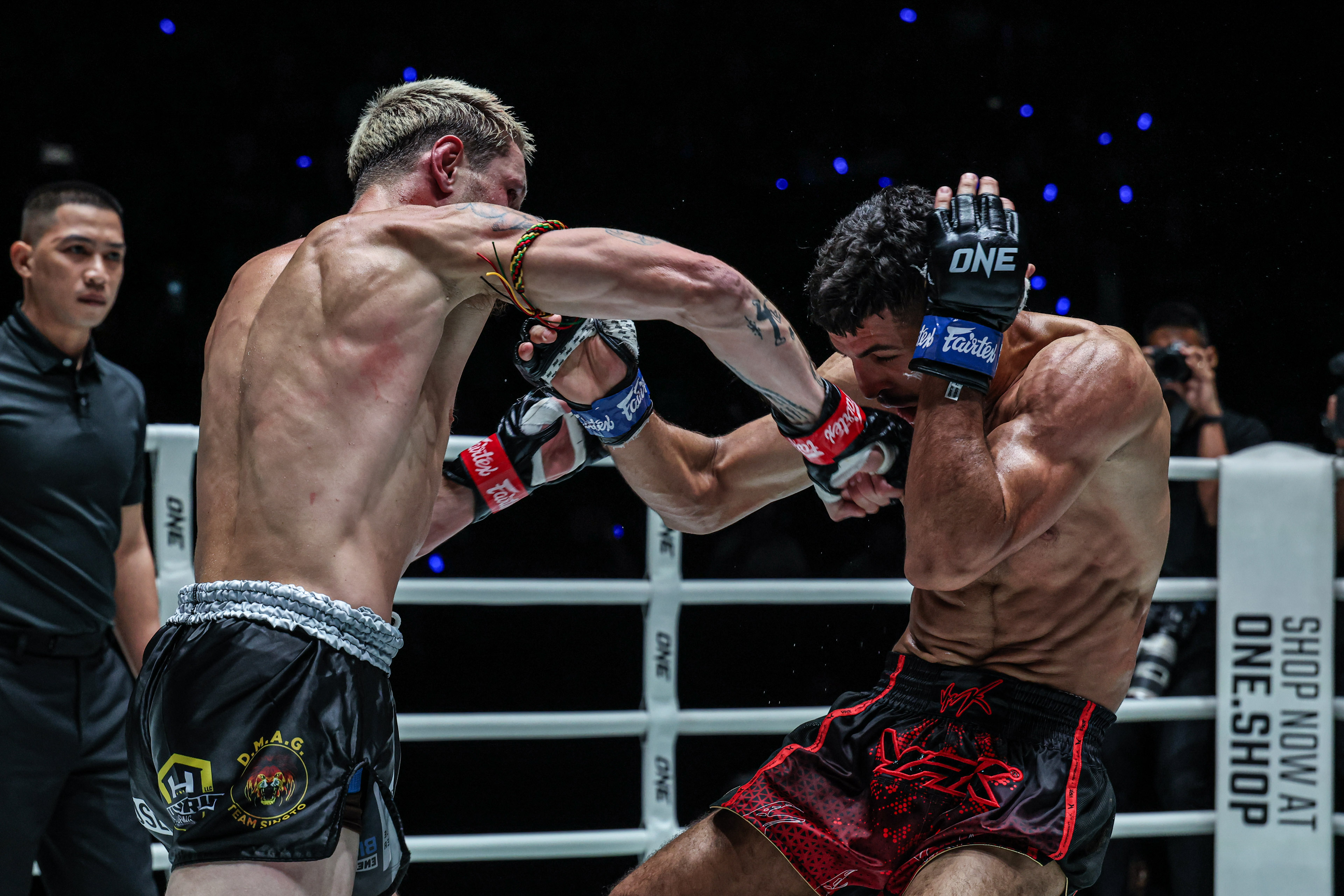 Le combattant de Muay Thai Luke Lessei frappe Mohamed Younes Rabah
