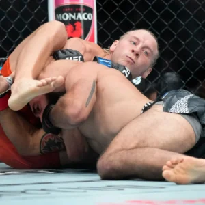 Paddy Pimblett soumet Benoit Saint Denis avec un étranglement contraignant dans le co-principal de l&rsquo;UFC 329