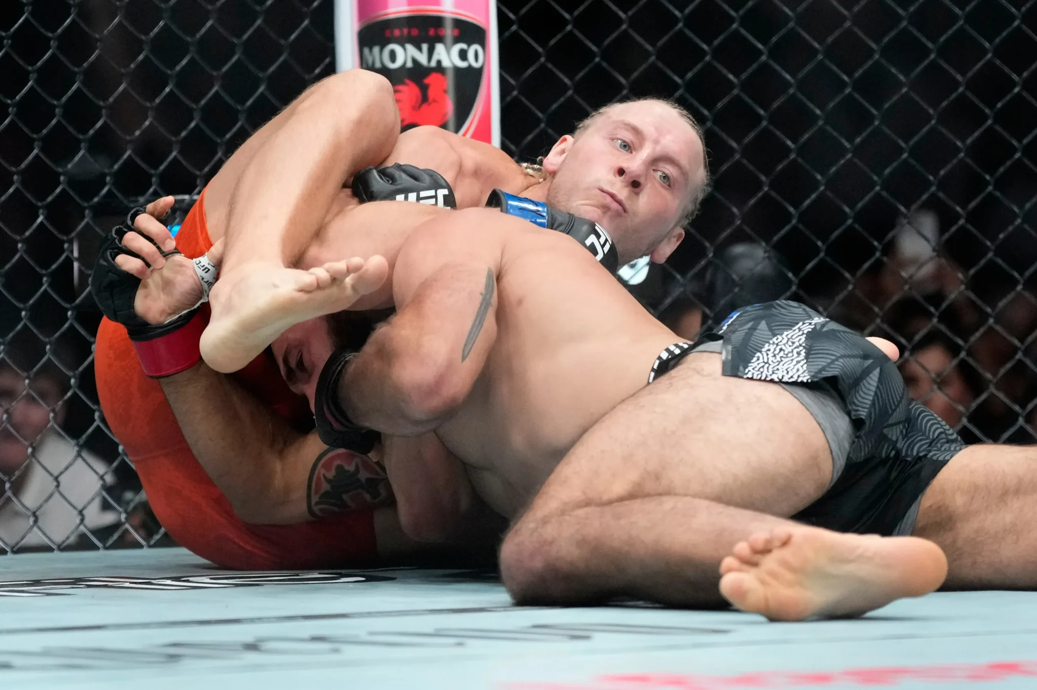 Paddy Pimblett soumet Benoit Saint Denis avec un étranglement contraignant dans le co-principal de l'UFC 329