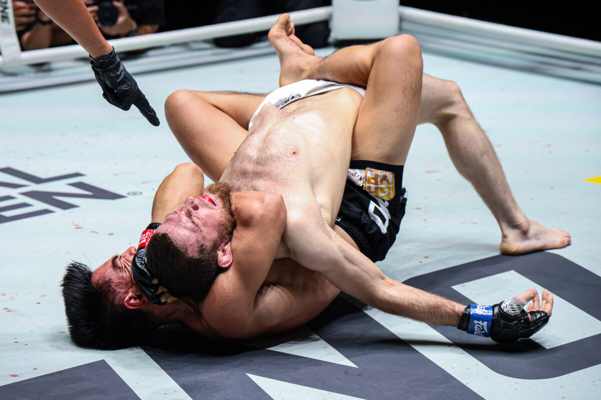 Joshua Pacio applique un étranglement arrière nu à Mansur Malachiev à The Inner Circle