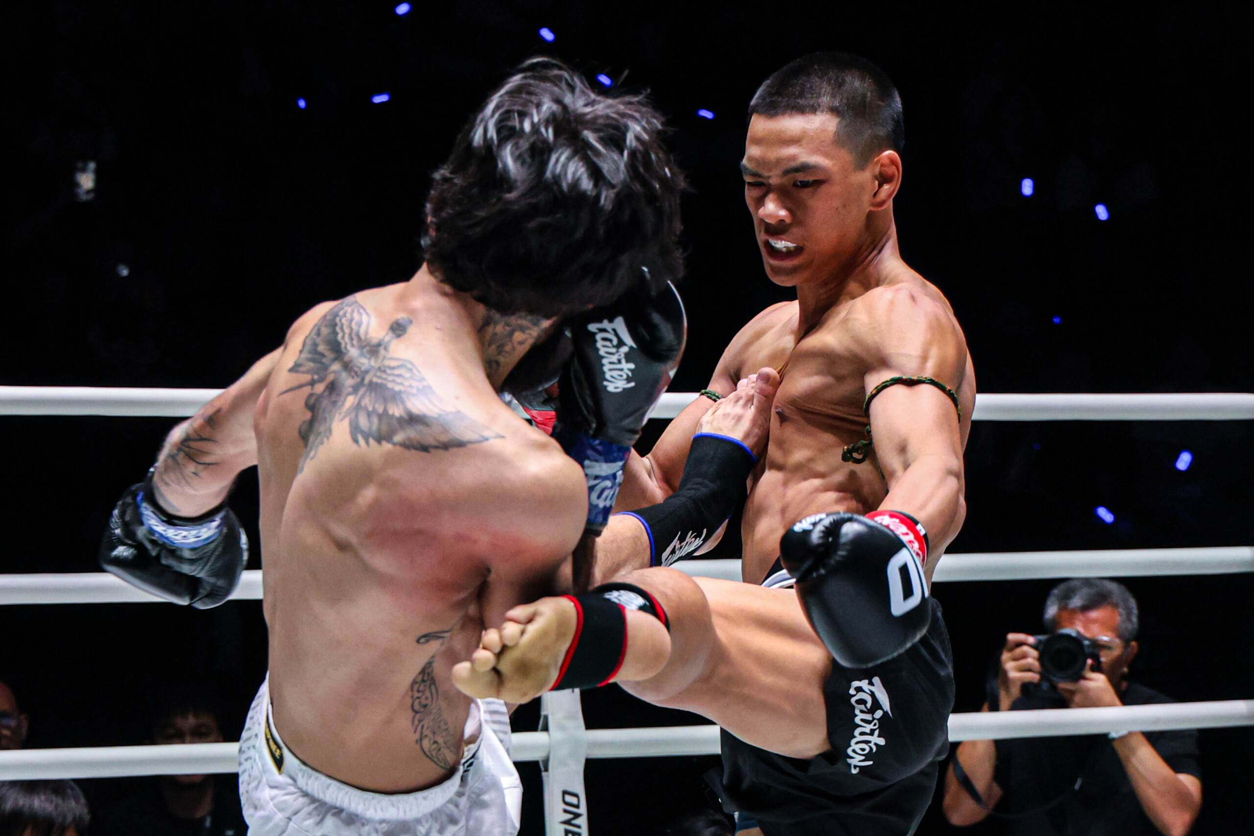Petsiam T2A Waterubon kicks Nihad Taghizade at ONE Friday Fights 161