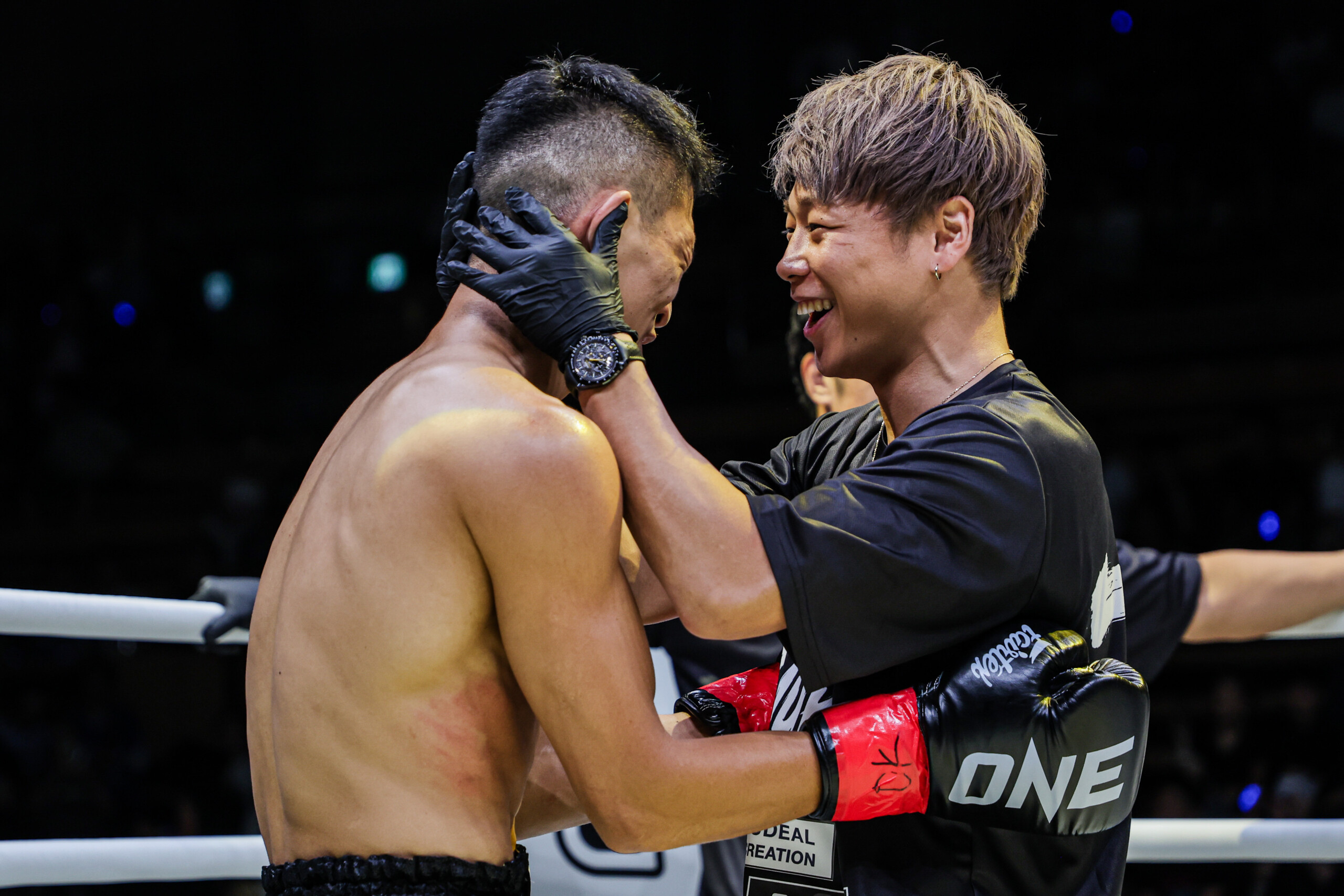 Masaaki Noiri celebrates his victory over Liu Mengyang with Takeru at ONE SAMURAI 2