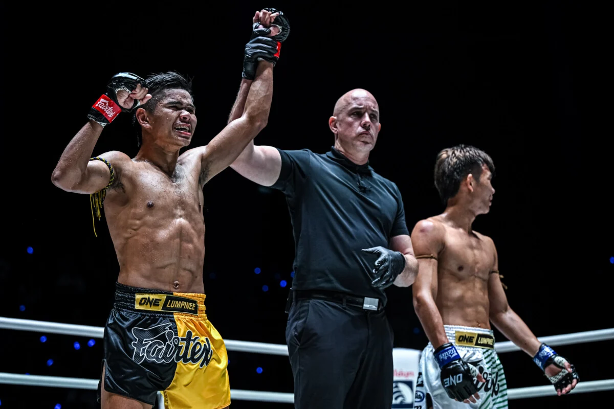 Petphupa Aekpujean célèbre sa victoire sur Chattawee NayokJoyprajin au ONE Friday Fights 106