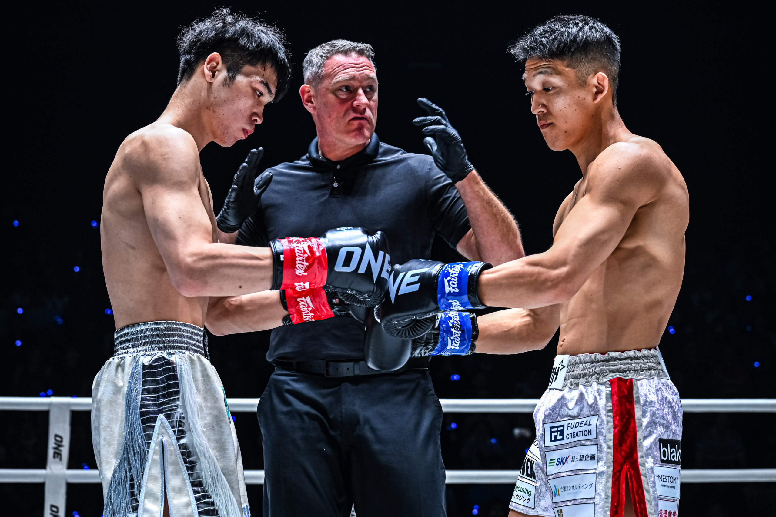 Chinese kickboxer Liu Mengyang taps gloves with Japanese star Masaaki Noiri in their first fight
