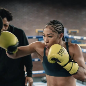 Alycia Baumgardner combat ensuite un puncheur invaincu dans un step-up de 135 livres