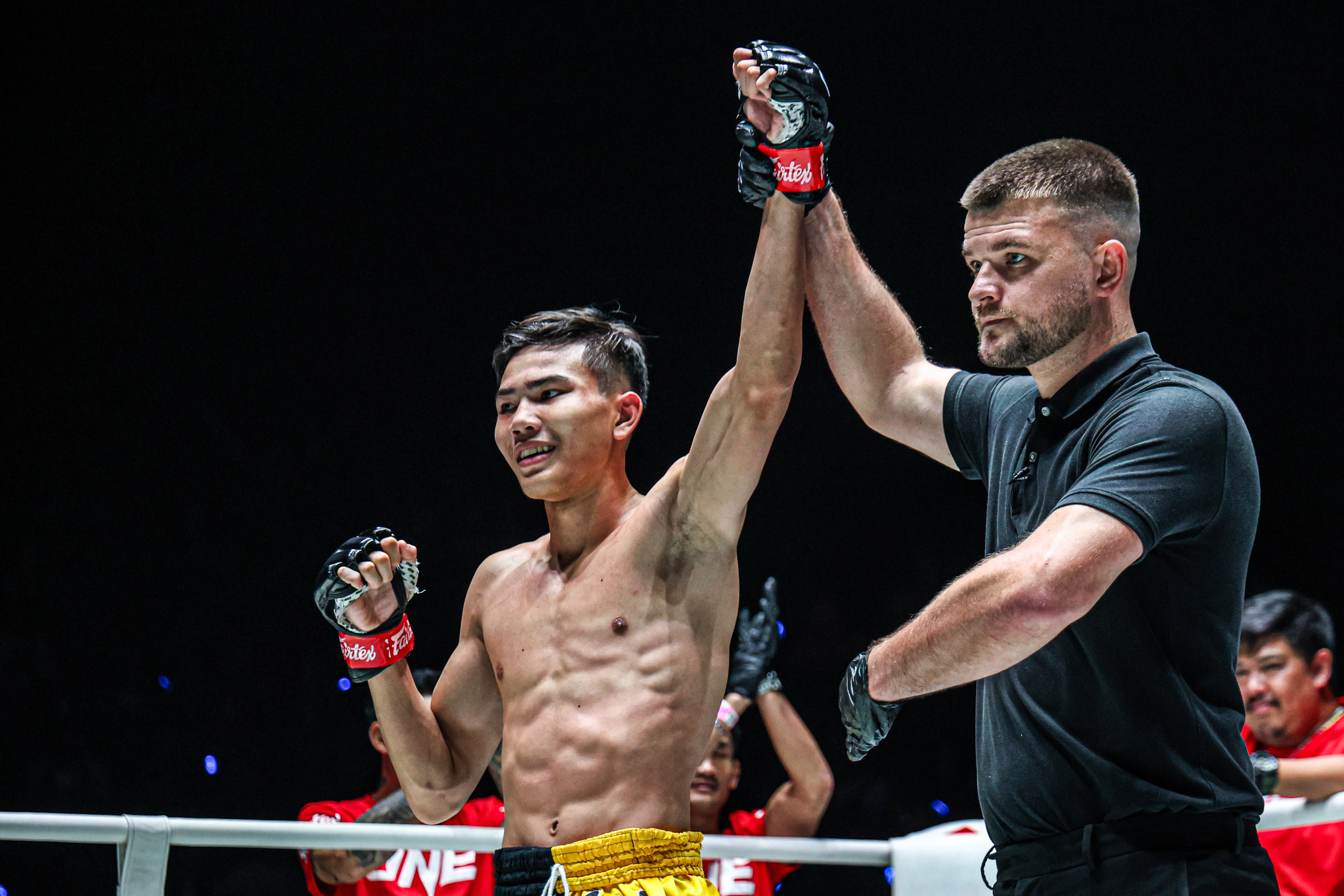 Khunpon Aekmuangnon célèbre sa victoire sur Tang Qiqin au ONE Friday Fights 112