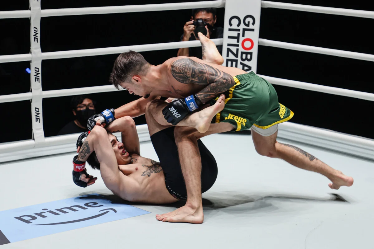 Pedro Dantas fait pleuvoir des coups sur Hector Almonacid