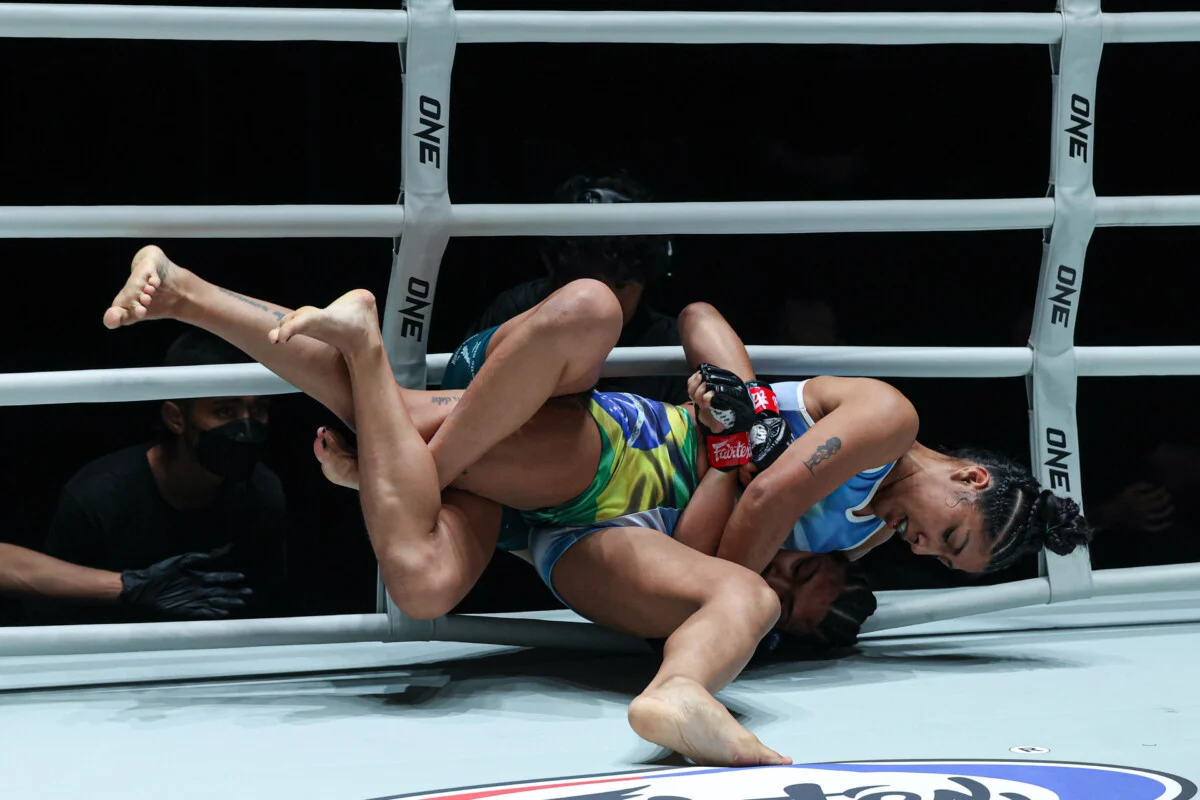 Macarena Aragon tente une soumission sur Gabi Fujimoto à ONE Fight Night 47