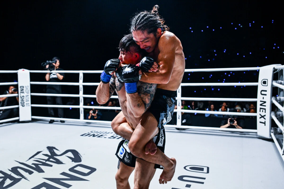Hiroba Minowa tente un étranglement arrière nu sur Yuta Miyazawa à ONE SAMURAI 3