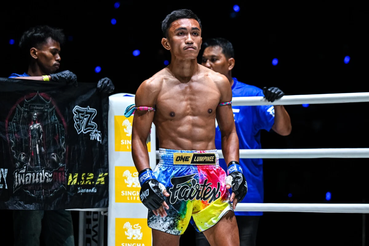 Petsuphan Lookmuangpetch se tient dans le coin lors de son match contre Rawee Puanpratuphee au ONE Friday Fights 158