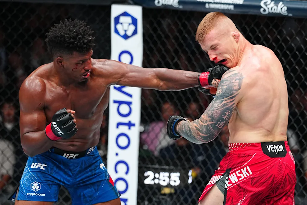 Alonzo Menifield se bat contre un pouce cassé pour assurer la victoire au retour